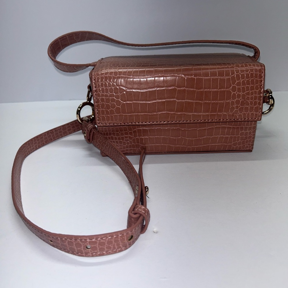 Chic Croc-Embossed Pink Crossbody Bag